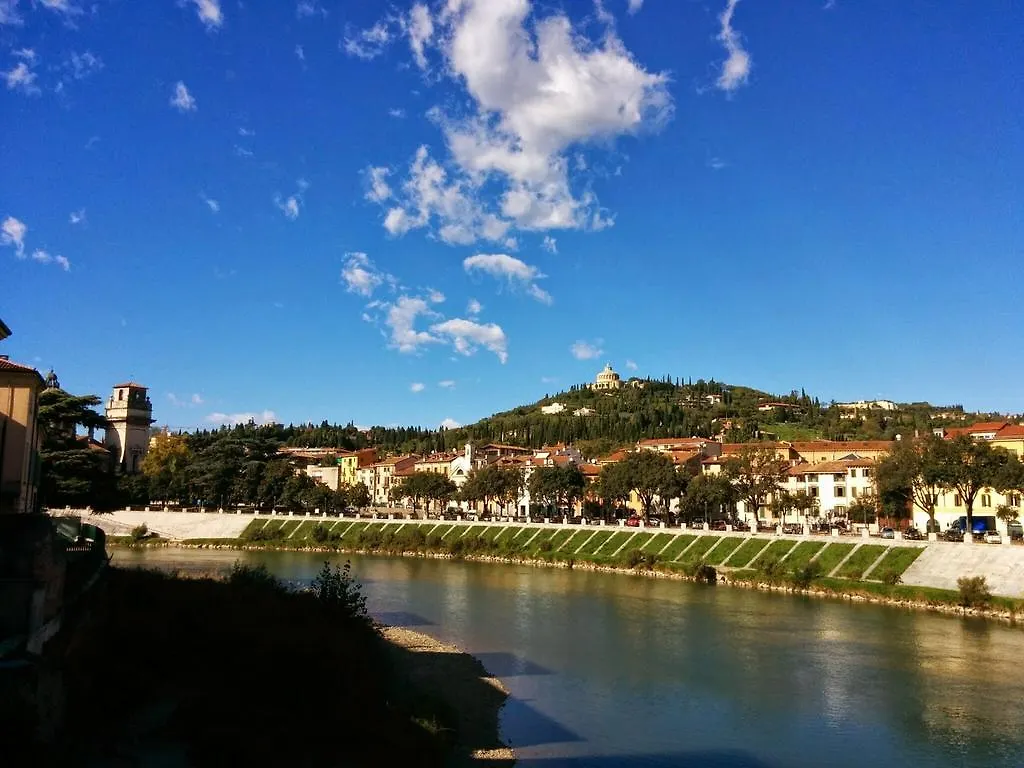ורונה Across The River And Into The Trees